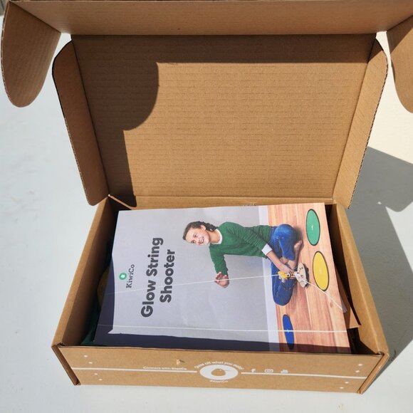 KiwiCo Kiwi Co. Glow String Shooter Science Kit STEM DIY Craft Set Physics Assem - Picture 2 of 8